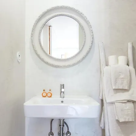 Plum Guide - Lemon Tang Apartment Lisbon